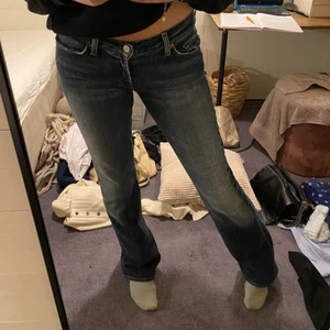 Vintage jeans  - Dessa skit snygga jeans är lågmidjade och väldigt långa på mig som är 1,73 ( ! ). Säljer dessa då jag aldirg använder dom . Vet tyvärr inte vilken storlek, men passar mig perfekt som är 173 och brukar ha 36/ 38 i storlek.  Kontakta mig om ni vill ha fler bilder🥰🥰🥰 
