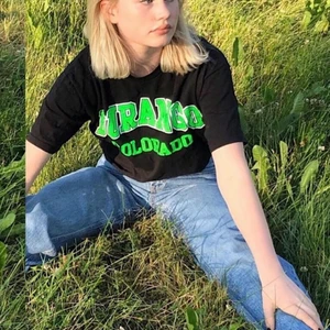 collage t-shirt  - så cool svart t-shirt med grön text. super nice material och bra skick, köpt på humana.💓