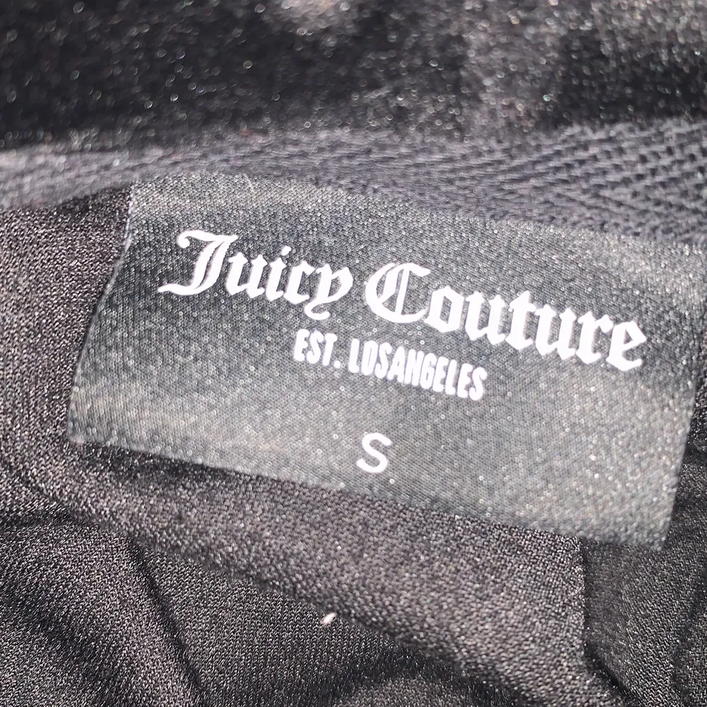 BUD FRÅN 800 O UPPÅT! svart Juicy couture🖤 Jätte jätte skön och är helt ny jag har inte användt den så mycket bra några gånger🖤storlek S🖤Den är Äkta, original priset är 1100kr🖤Om ni vill se mer bilder på den så Skicka privat till mig så kan ja ta mer bilder🖤🖤. Tröjor & Koftor.