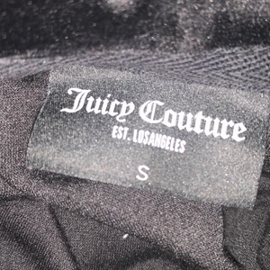 juicy couture - BUD FRÅN 800 O UPPÅT! svart Juicy couture🖤 Jätte jätte skön och är helt ny jag har inte användt den så mycket bra några gånger🖤storlek S🖤Den är Äkta, original priset är 1100kr🖤Om ni vill se mer bilder på den så Skicka privat till mig så kan ja ta mer bilder🖤🖤