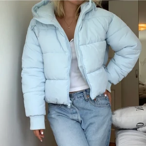 svart puffet jacket  - Fint skick, använd en vinter. Skriv för fler bilder☺️ Säljer den svarta!