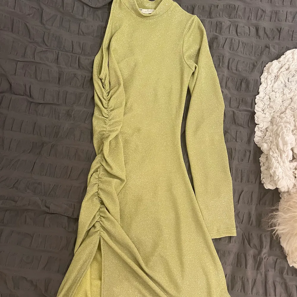 Glittrig grön klänning, som ny! Använd en gång. Klänningar.