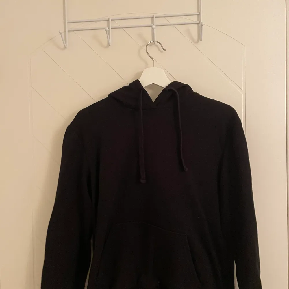Säljer en vanlig svart hoodie från hm i storlek S, 50kr. Hoodies.