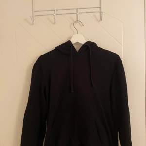Säljer en vanlig svart hoodie från hm i storlek S, 50kr
