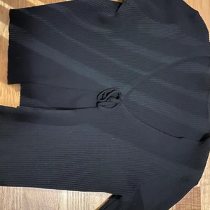 Gullig kofta - Sött liten croppad kofta som jag inte använt så mycket. Trådarna vid rosetten är lite slitna men annars skulle jag säga att koftan är i bra form. Fraktar ej men möts up 😊