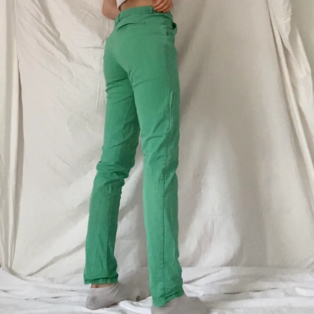 Lågmidjade gröna byxor. Bra skick. . Jeans & Byxor.