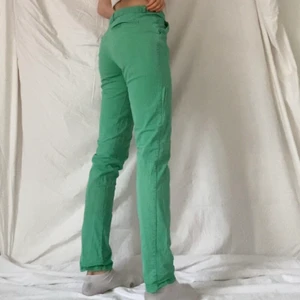 Gröna byxor💚 - Lågmidjade gröna byxor. Bra skick. 