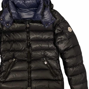 Moncler jacka - Jag säljer denna moncler jacka, eftersom att den ej passade. Modellen är moncler bady och är strlk 0 vilket motsvarar Xs-S.  Vid snabbt köp så säljer jag jackan för 4000