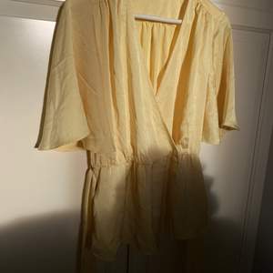 Fin blus från Mango i silke med knyte runt midjan✨. Helt oanvänd med prislapp kvar. Nypris 350 kr säljer för 150.