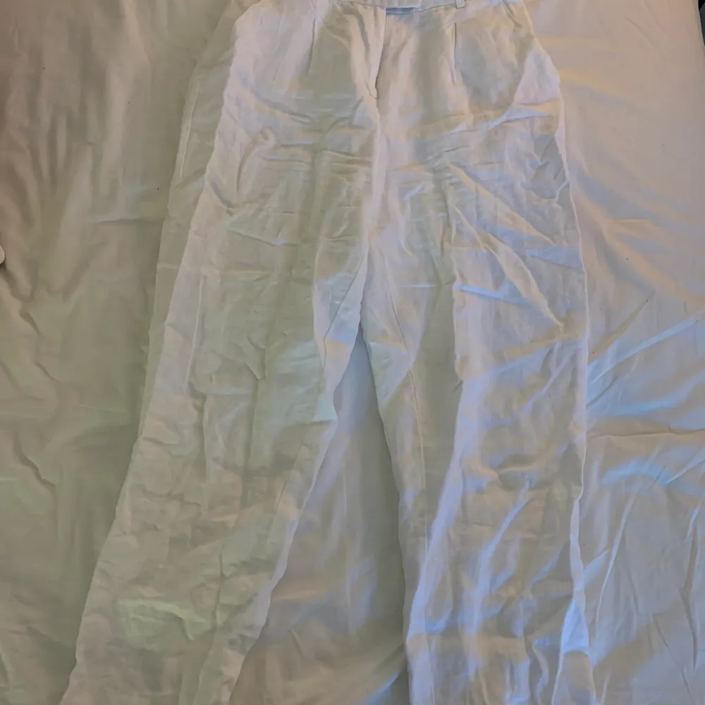 Vita linne byxor från NA-KD i storlek 36! Nästan aldrig använda säljer pga att de blivit för stora… . Jeans & Byxor.