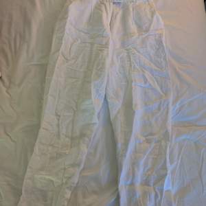 Vita linne byxor från NA-KD i storlek 36! Nästan aldrig använda säljer pga att de blivit för stora… 