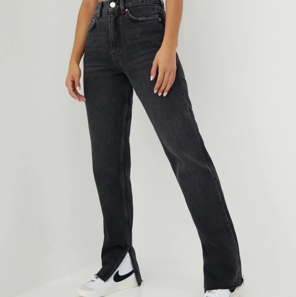 Säljer nu mina svarta jeans från Gina med slits, skulle säga att dem är mid waste då dem sitter under naveln på mig som är 170cm lång. Dem är i bra skick och säljer dem för 350kr +79kr frakt. Nypris: 599kr. . Jeans & Byxor.