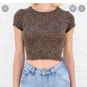 Topp Brandy Melville - Säljer denna söta tröja från Brandy Melville💖 Köpt för typ ett år sedan men endast använd ett fåtal gånger så fint skick.Frakt tillkommer på 66kr. Onesize men typ strl XS/S.