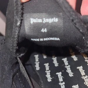 Palm angels storlek 44 - Palm angels skor, knappt använda. Orginal låda fås med. Möjligt att fraktas