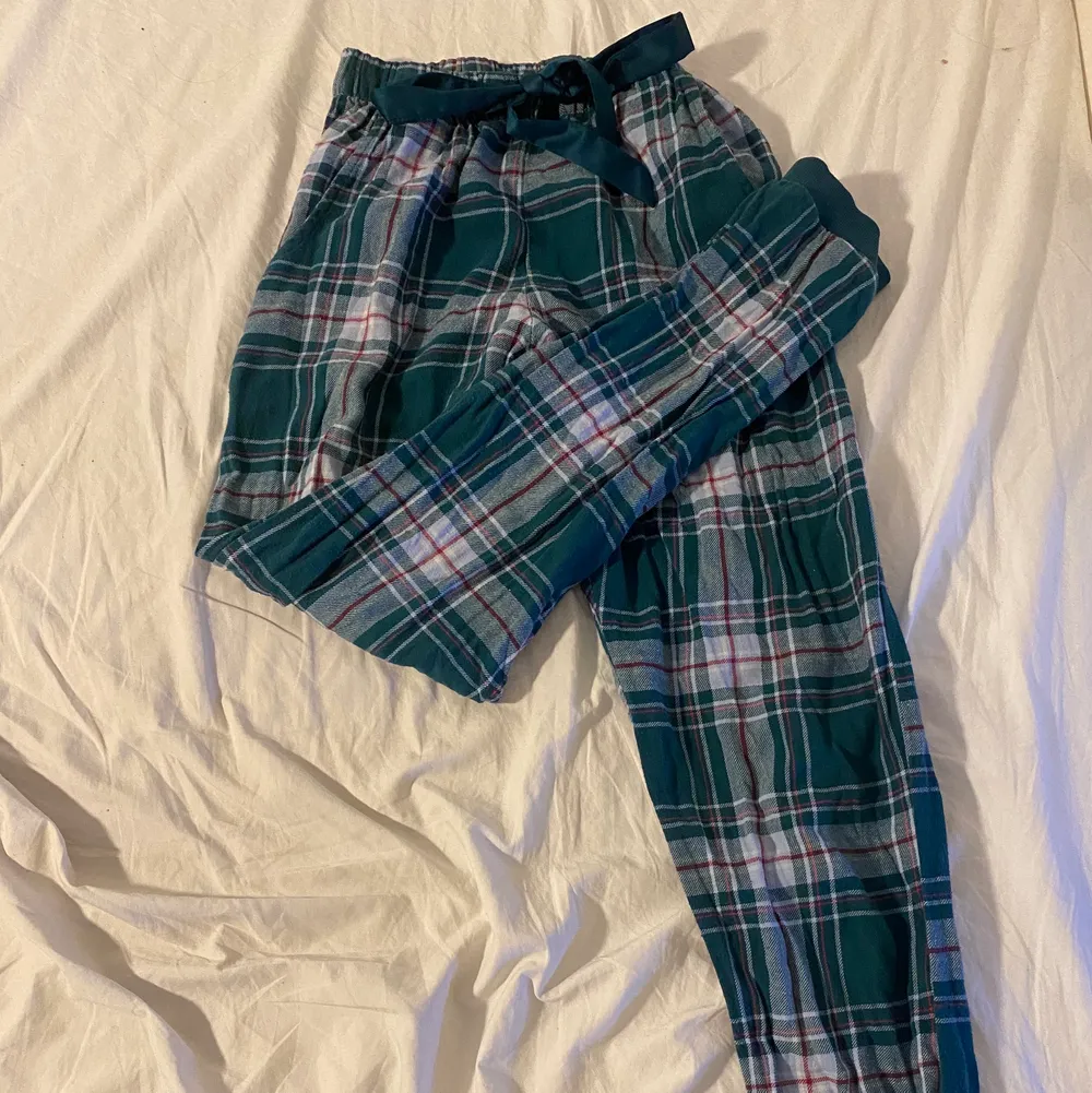 Säljer dessa jätte fina gröna pyjamas byxor i storlek xs från hunkenmöller💚. Säljer de pga att de inte passar på mig längre och för att de är lite för korta. Är 165🥰 Köparen står för 📦!. Jeans & Byxor.