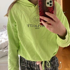 Hoddie  - Fin grön hoddie från GinaTricot. Köpare står för eventuell frakt.