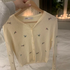 Zara tröja - Säljer denna jättesöta virkade zara tröja då den inte kommer till användning, jättefint skick!!🥳