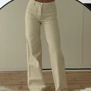 Beiga Jeans - Jeans som inte längre säljs från BikBok, unika fejkfickor där fram! Nuddar marken på mig som är 1,70 cm lång. Storlek 34 men passar mig som vanligtvis är 36❤️ I mycket bra skick!