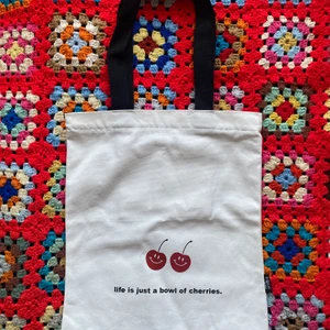 Tygkasse - Tygkassarna finns i 4 olika tryck som alla finns i egna annonser. Gratis frakt i hela landet. 1 för 149kr. 2 för 249kr. 3 för 299kr. Har dragkedja och ett innerfack med dragkedja. Ca 35x38cm + banden. Skicka ett meddelande för att köpa. ❤️🧡💛💚💙💜