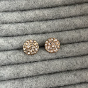 Örhängen  - Snålt använda örhängen i roséguld med stenar. Okänt märke men tror det är snö of sweden eller liknande.