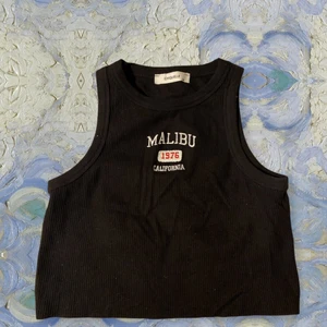 Tank top - En svart Tank top från chiquelle med tryck vid bröstet.Storlek M. Använt en gång. Bra skick. Frakten ingår i priset.