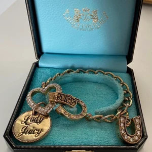 Juicy Couture Armband  - Mastigt armband från Juicy Couture 🎀 Fina detaljer och i toppen skick! ✨