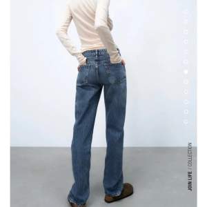 Skitsnygga populära jeans från Zara. Helt slutsålda på hemsidan. Aldrig använda, lappar osv sitter kvar. Säljs pågrund av för liten storlek tyvärr! Köparen står för frakt! :)