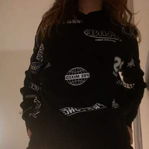 Cool sweatshirt från weekday! Köpt för ca ett år sen men har inte använt den så mycket. Jättemjuk på insidan, trycket är över hela tröjan! Skriv om ni har frågor ❤️