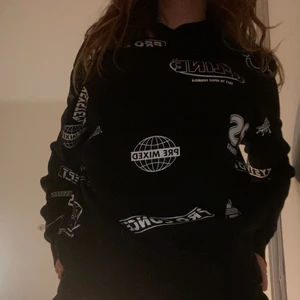 Sweatshirt  - Cool sweatshirt från weekday! Köpt för ca ett år sen men har inte använt den så mycket. Jättemjuk på insidan, trycket är över hela tröjan! Skriv om ni har frågor ❤️