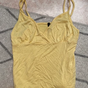 Linne - Fint linne som har snygg vringning, finare på då den formar sig efter kroppen, aldrig använt, köparen står för frakten❤️