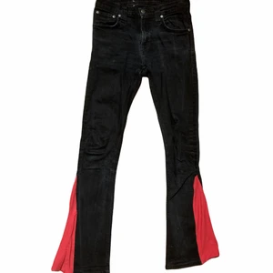 Nudie jeans - Jag har själv sytt på det rosa/röda tyget eftersom att jag inte ville ha dem skinny.💗 Midjemått: 76cm Innerbenet: 75cm