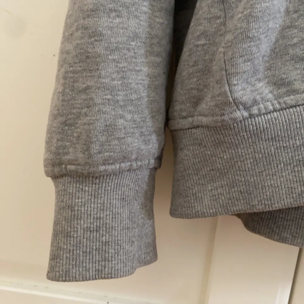  Jättefin grå hoodie från lager 157 storlek S, säljer på grund av att den inte kommer till användning längre. . Tröjor & Koftor.