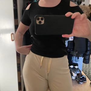 Cool T-shirt  - En cool T-shirt så har öppna axlar, snygg och basic och passar till allt, köparen står för frakten❤️