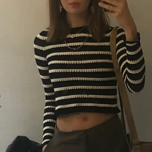 ZARA TOPP RANDIG VIRKAD(?) - Så snygg och populär topp från Zara, är liten instorleken men jag brukar ha S och är 172cm lång och det funkar för mig!  FÖRST TILL KVARN (SÄLJER ÄVEN LEVIS JEANS OCH MYCKET MER FÖR BRA PRISER).                                                                      -Går att få paketpris, och kan tänka mig byta 