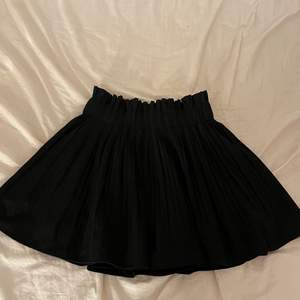 En jätte fin svart kjol från zara, har som ”shorts” på insidan men är jätte lätt att få bort så det blir till en vanlig kjol. Storlek s men väldigt töjbar midja❤️