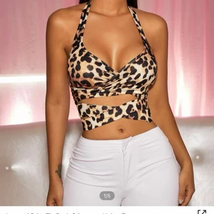 Shein  - Shein tröja som jag aldrig ha använt för den var för liten på mig. Den kostar 95kr på shein