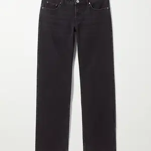 Slutsålda lågmidjade jeans från weekday i modellen Twig🌟 jeansen är i färgen washed black. Bara använda ett fåtal gånger så därför i nyskick utan några synliga slitningar🤩