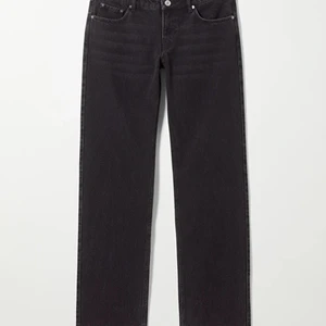 Weekday lågmidjade twig jeans🌟 - Slutsålda lågmidjade jeans från weekday i modellen Twig🌟 jeansen är i färgen washed black. Bara använda ett fåtal gånger så därför i nyskick utan några synliga slitningar🤩