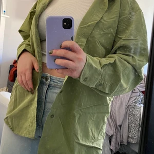 Skjorta - Länge min favorit skjorta men som dessvärre har kommit till mindre användning🥲 det är något speciellt materiel som jag inte vet vad de heter, men är väldigt skönt!😯 köparen står för frakt, pris kan diskuteras 💜