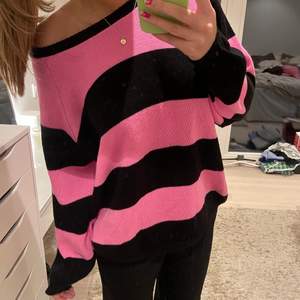 Speciell och cool rosa/svart randig stickad tröja. Säljs pga ingen användning. Köpt på Afound men minns inte pris:) Köparen står för frakten och jag ansvarar inte för postens slarv 💗💗💗