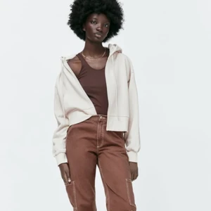 Fin hoodie - Sååå skön hoodie med dragkedja från zara🤍 använd några få gånger! Nypris 299kr säljer för 120kr+frakt! Slutsåld på hemsidan!🤍