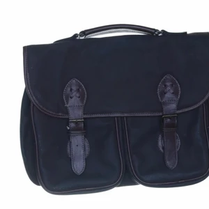 Vintage portfölj - Säljer denna superfina vintage portfölj köpt på secondhand affär i paris. Superrymlig, funkar bra till skolan i någon sorts mocka/skinn material. Färgen stämmer bäst överens med den på sista bilden! (Säljer fler liknande på min profil)