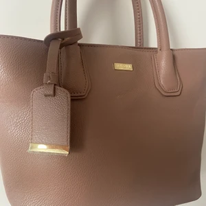Don Donna - En oanvänt Don Donna väska i läder. Mörk beige/ ljus brun färg 
