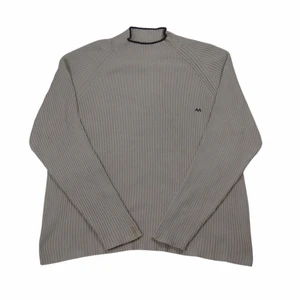 Vintage Burberry Crewneck - Vintage Burberry Crewneck. Size: XL. Okej vintage-skick, några mindre fläckar likt den på bild. 