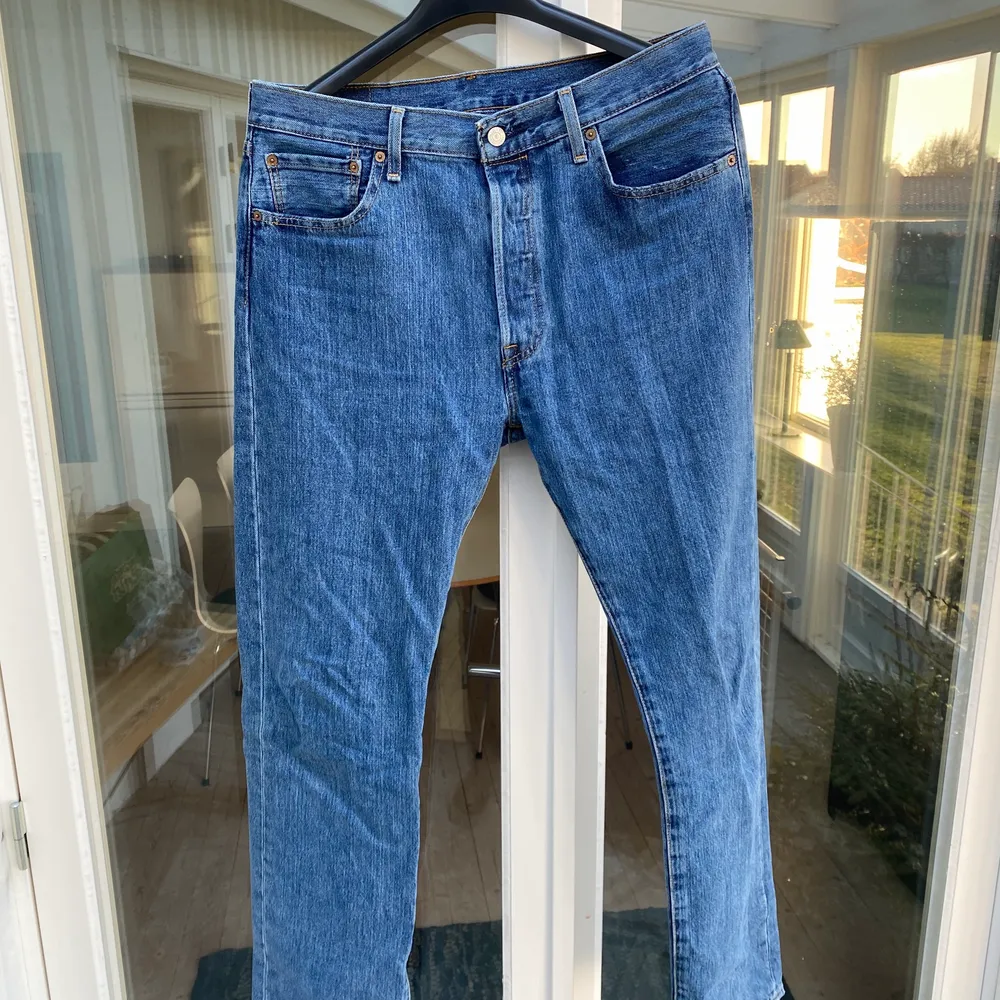 Hej! Jag säljer nu mina Levis 501 jeans i en mörkblå tvätt då de ej kommit till användning.  Jag köpte jeansen i höstas men har bara hamnat i garderoben. De är använda en gång & är därmed i nyskick. Nypris på byxorna var 899:- men vill nu bli av med dem & säljer därför de till ett förmånligt pris. Byxorna är i storlek 34/34.. Jeans & Byxor.