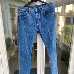 Levis 501 - Hej! Jag säljer nu mina Levis 501 jeans i en mörkblå tvätt då de ej kommit till användning.  Jag köpte jeansen i höstas men har bara hamnat i garderoben. De är använda en gång & är därmed i nyskick. Nypris på byxorna var 899:- men vill nu bli av med dem & säljer därför de till ett förmånligt pris. Byxorna är i storlek 34/34.