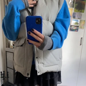 Dunväst - Gråbeige dunväst i storlek L för män, är alltså ganska oversized:) det finns ett litet tryck på framsidan som syns på tredje bilden, detta är dock inget som man lägger märke till💗 köpare står för frakt