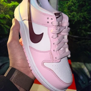 Nike Dunk Low ”Pink Foam Dark Beetroot”💞 - Nike Dunk Low ”Pink Foam Dark Beetroot”💞  Storlek:  -36.5  Pris:1899kr