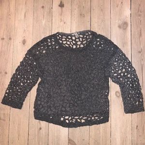 Paljetter/glitter på tröjan - Tröjan har ett väldigt lent tyg! Känns dyr! Några trådar med glitter har spruckit men det är inget som märks på helheten. Skulle själv säga att storleken är i SMALL