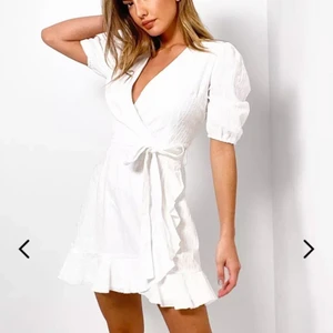 Vit sommarklänning🤍✨ - Superfin vit klänning som jag beställde till studenten men som inte passade mig i smaken och som jag sedan glömde skicka tillbaka..🤍 aldrig använd och prislapp kvar! den slutar strax över knäna på mig som är 1,54cm!💖 vid snabb affär bjuder jag på halva frakten! 